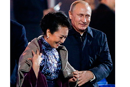 Китайская цензура удалила видео с галантным жестом Путина