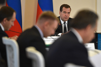Медведев назвал виновных в ослаблении рубля
