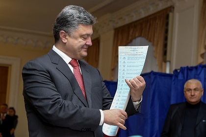 Порошенко пообещал адекватно отреагировать на выборы в ЛНР и ДНР