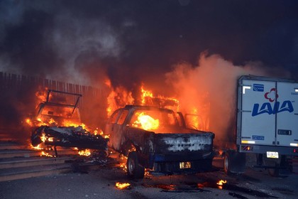 Протестующие в Мексике студенты сожгли несколько автомобилей