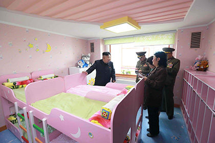СМИ нашли фотобомбу на снимке с Ким Чен Ыном