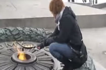 Украинской активистке простили приготовление яичницы на Вечном огне