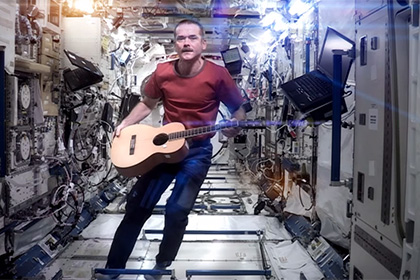 Записанный в космосе кавер на песню Дэвида Боуи вернули на YouTube