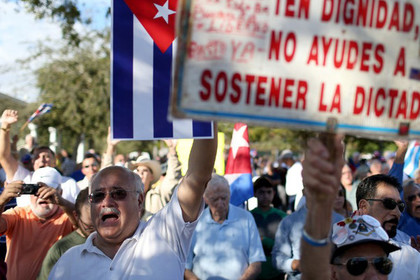 Сотни людей в Майами устроили митинг против сближения Кубы с США