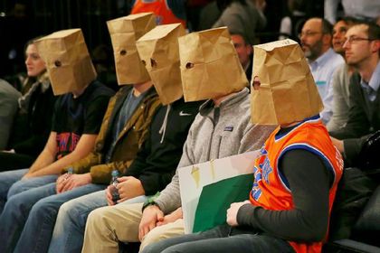 Болельщики клуба НБА надели пакеты на голову в знак протеста