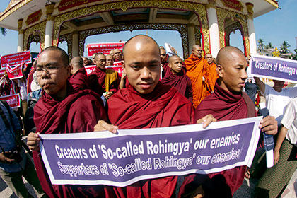 Буддийские монахи в Мьянме вышли на демонстрацию