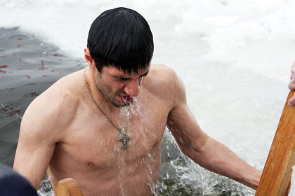 Футболисты «Урала» начали тренировку с крещенских купаний