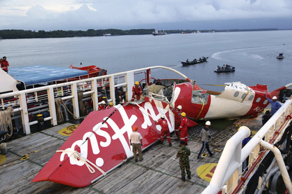 Фюзеляж лайнера AirAsia поднимут при неблагоприятной погоде