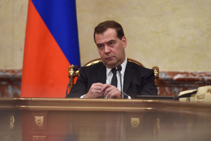Медведев ограничил разницу в зарплате руководителей и работников ФГУПов