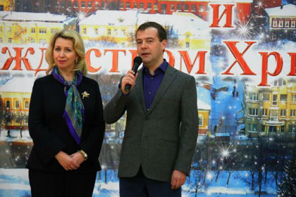 Медведев с женой подарили детдомовцам фототехнику