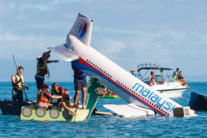 Новозеландцы построили плот в форме пропавшего лайнера Malaysia Airlines