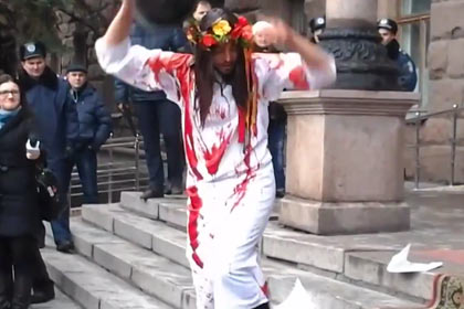 Основатель FEMEN устроил «кровавую» акцию в Николаеве