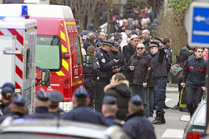 СМИ сообщили о сдаче участника теракта в Париже