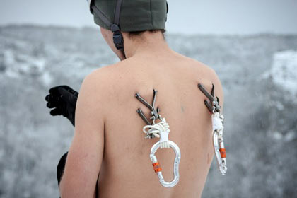 Житель Татарстана прикрепил тарзанку к спине металлическими крюками