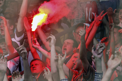 Белорусским футбольным фанатам разрешили использовать пиротехнику