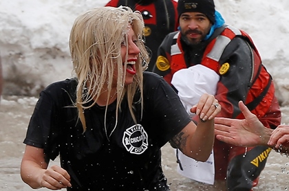 Леди Гага искупалась в ледяной воде озера Мичиган