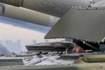 Украинский танк обстрелял гражданский автомобиль под Донецком