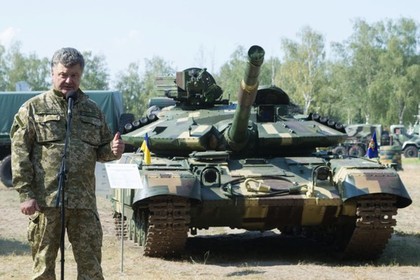 Порошенко сообщил об усилении противотанковой обороны в Донбассе