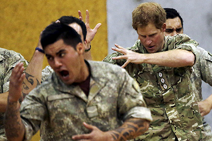 Принц Гарри исполнил устрашающий танец новозеландских регбистов