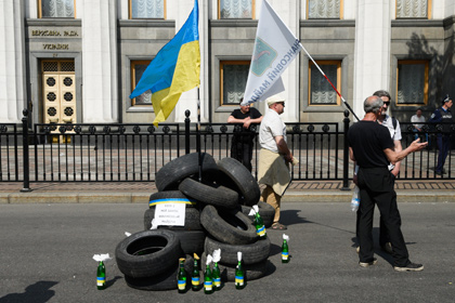 Участники «финансового майдана» начали штурм Рады