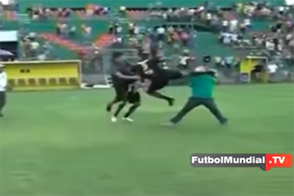 В Гондурасе футболист ударил ногой по голове выбежавшего на поле фаната