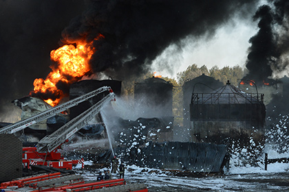 Пожар на нефтебазе под Киевом усилился