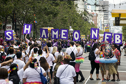Участники гей-парада в Сан-Франциско осудили правила регистрации в Facebook