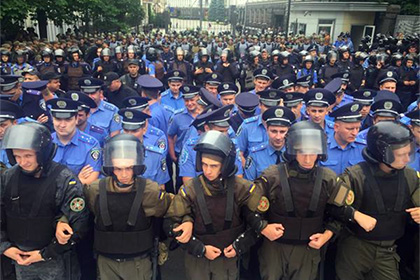 В Киеве митингующие попытались прорваться в здание администрации президента