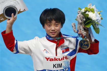15-летняя прыгунья из КНДР отдала честь Ким Чен Ыну после победы на ЧМ в Казани