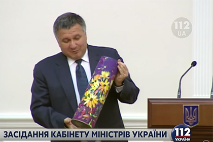 Аваков подарил министру финансов Украины расписную гильзу