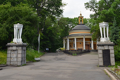 В киевской «Аскольдовой могиле» поставили памятник добровольцу из США