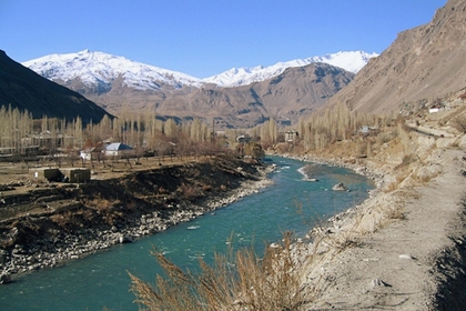 В Таджикистане маршрутка с женщинами и детьми упала с горы в реку Пяндж