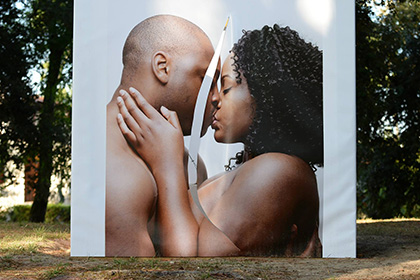 Злоумышленник изрезал снимки обнаженных целующихся пар на французской выставке