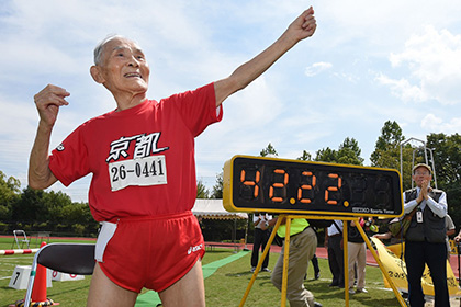 105-летний японец побил мировой рекорд в беге на сто метров