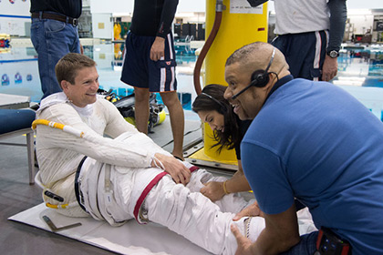 Датский астронавт побрил ногу во имя науки