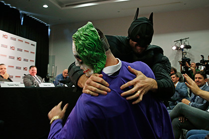 Фьюри сыграл Бэтмена и победил Джокера на пресс-конференции с Кличко