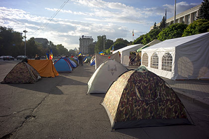 Городок митингующих в центре Кишинева разросся до ста палаток