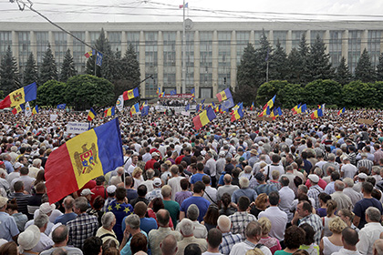 Митингующие в Кишиневе прорвали кордон и направились к резиденции президента