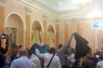 Сторонники признания России агрессором надели пакет на голову одесскому депутату