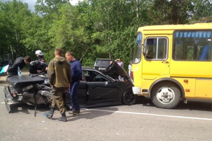 В Донецкой области перевозивший школьников автобус попал в аварию