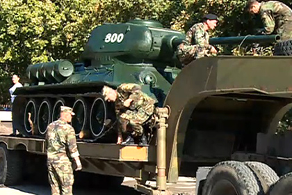 В Кишиневе танк Т-34 укатили с постамента в музей «советской оккупации»