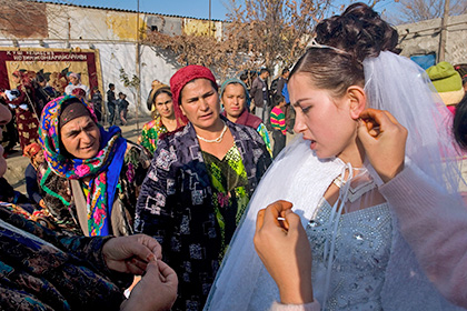 В Узбекистане имамы и чиновники выступили против свадебного вальса