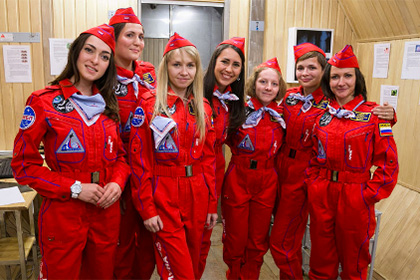 Российские женщины начали земной полет на Луну