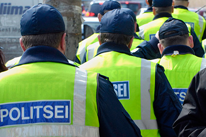 В Эстонии за торговлю документами задержаны полицейские
