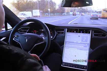 В сети показали тест электрокара Tesla с автопилотом в Москве