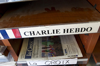 Charlie Hebdo изобразил раненного парижанина танцующим и пьющим шампанское