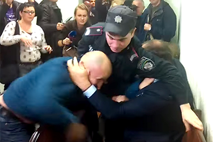 На Добкина в здании киевского суда напал мужчина