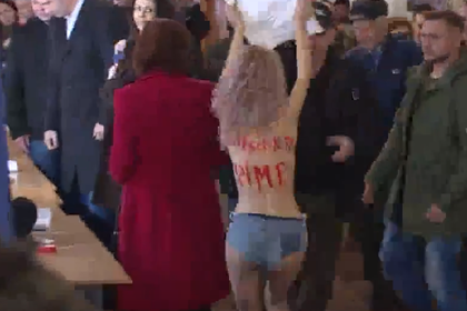 Полуобнаженная активистка Femen назвала Кличко сутенером