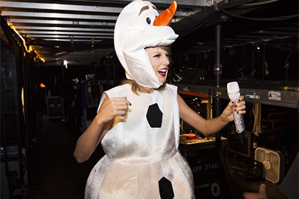 Тейлор Свифт исполнила песню из «Холодного сердца» в костюме снеговика