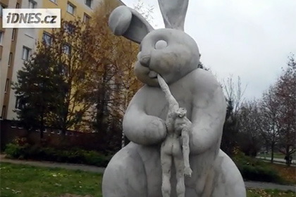 В Чехии появился памятник пожирающему людей гигантскому кролику
